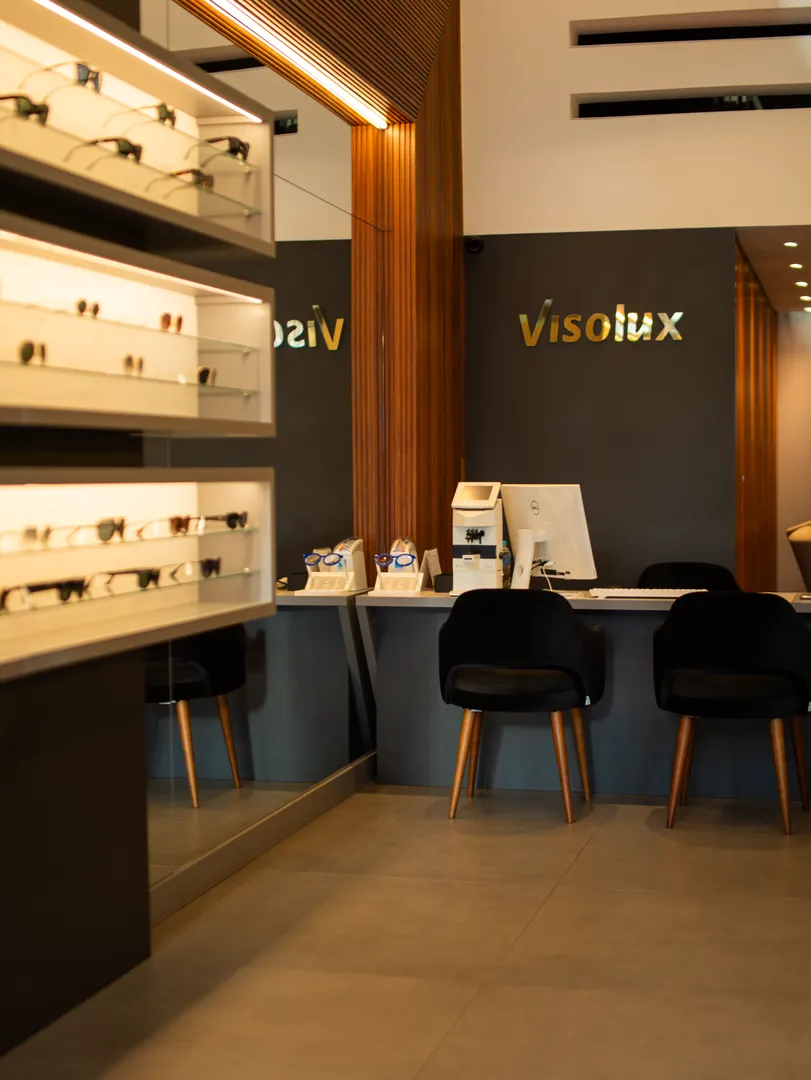 Por dentro da Visolux: um ambiente de boutique pensado para uma escolha cuidadosa e especializada.