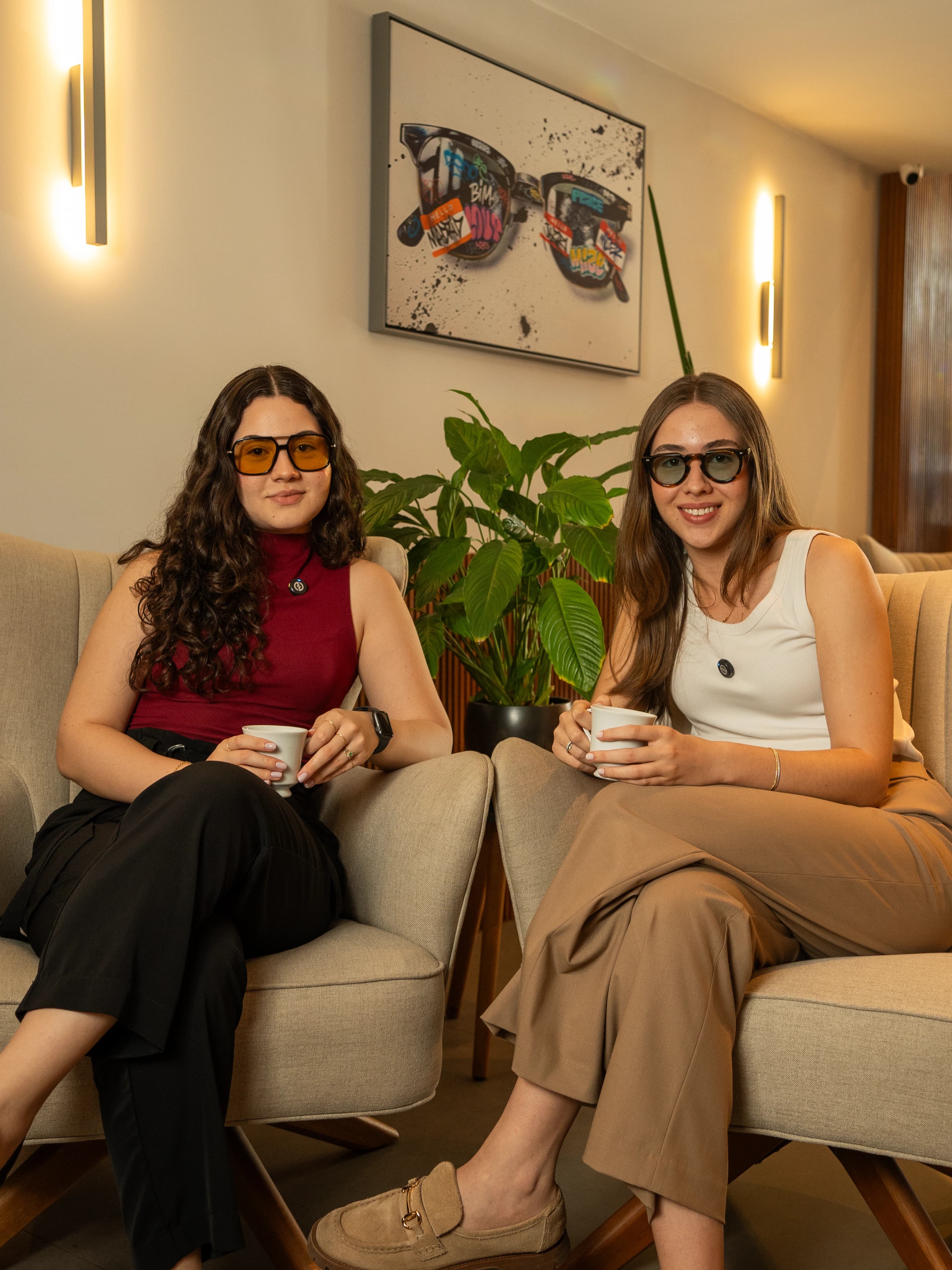 Eduarda e Isabela representando a nova geração da Ótica Visolux