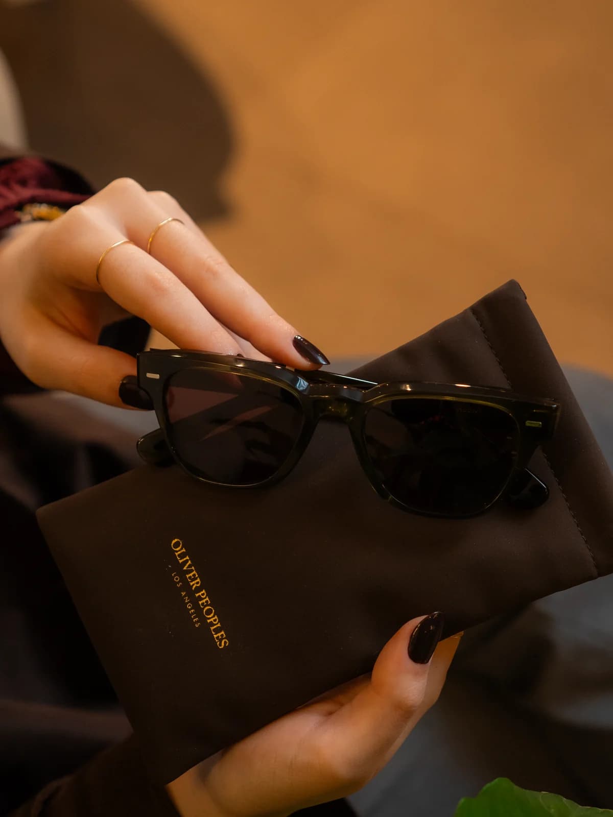 A curadoria está nos detalhes: Oliver Peoples para quem reconhece o valor de um clássico atemporal.