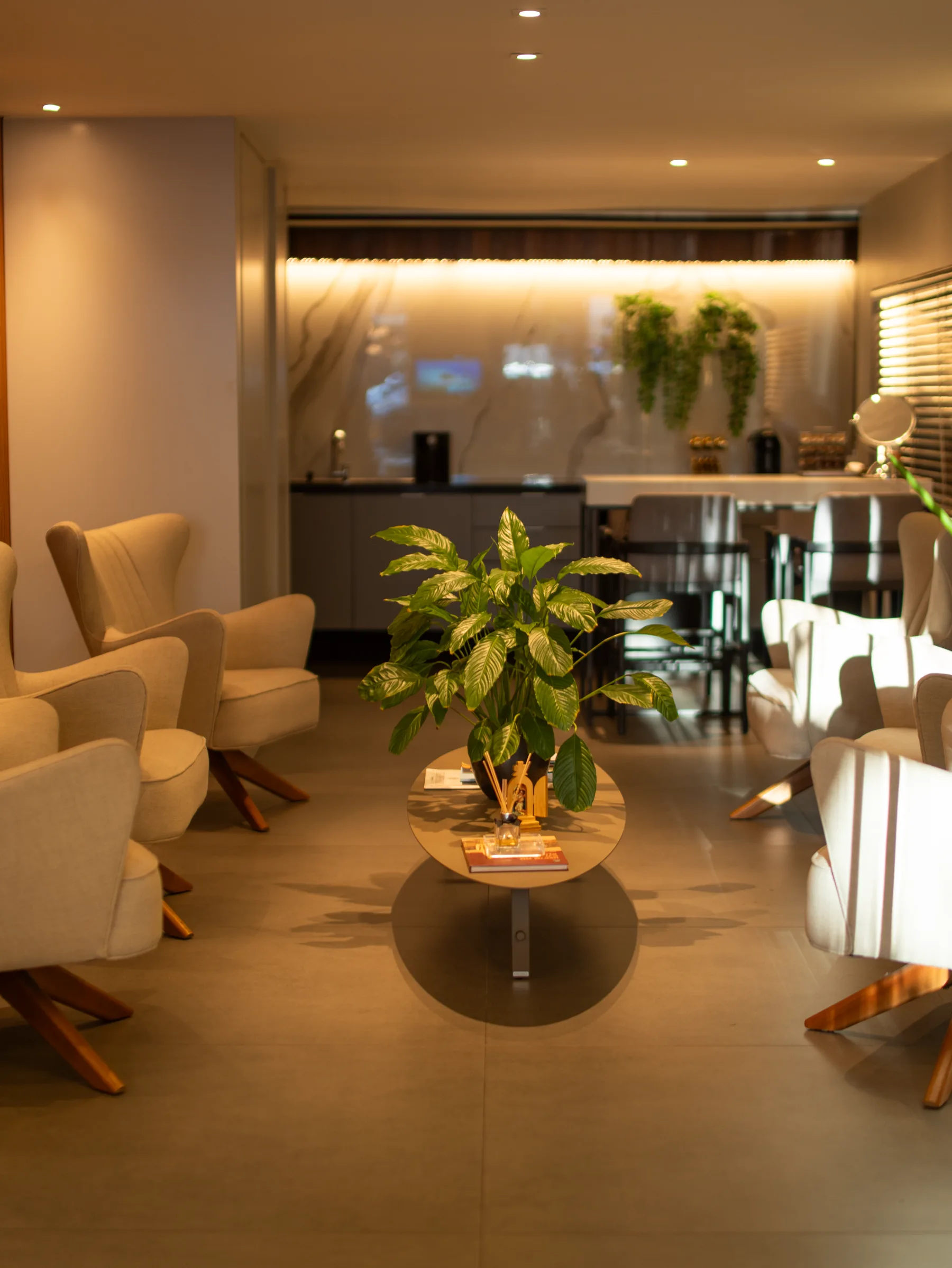 Espaço interno da Visolux com poltronas, madeira e iluminação quente